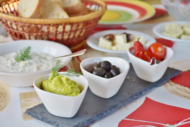 guacomole tomotoes olives in dishes